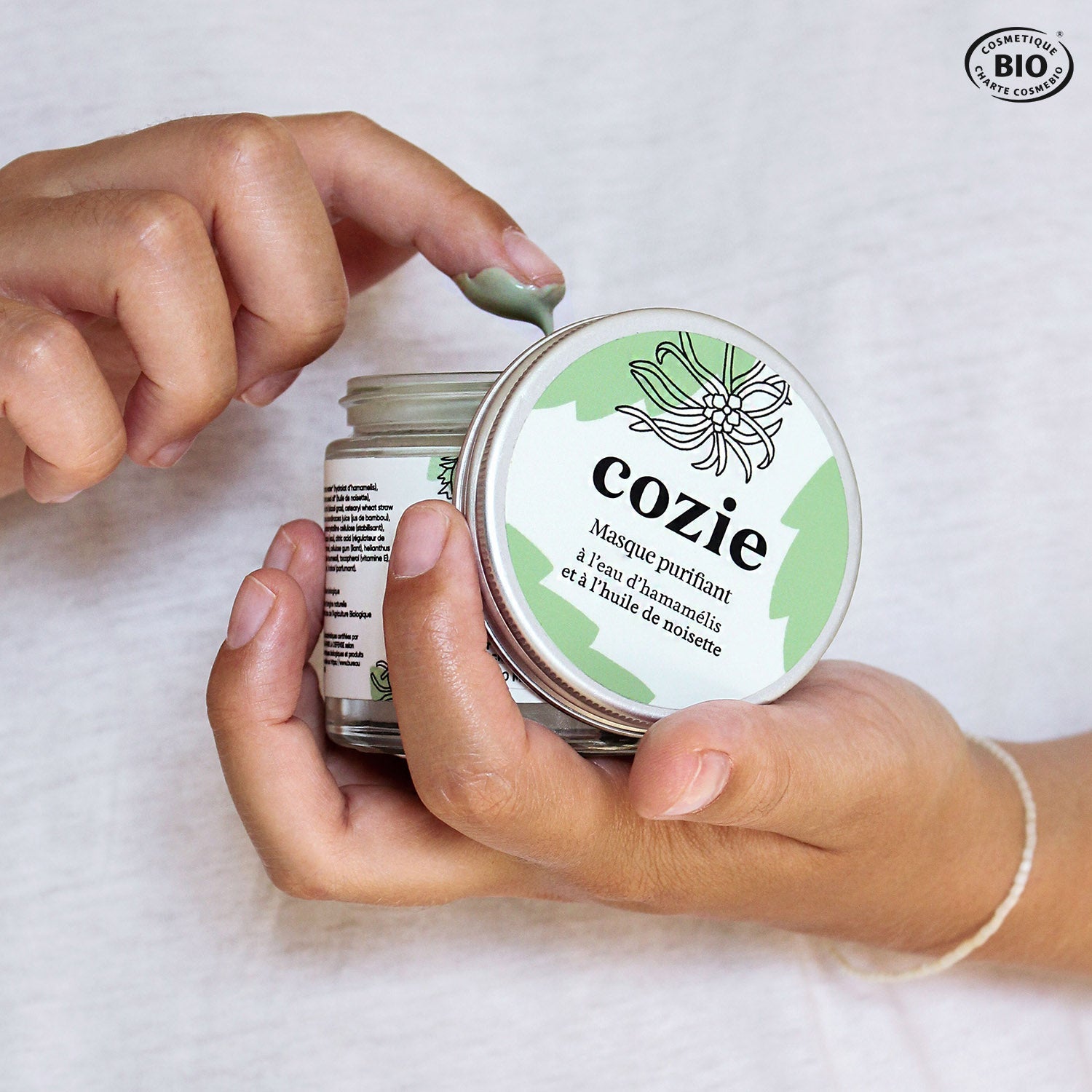 Purifying face mask with witch hazel water and hazelnut oil