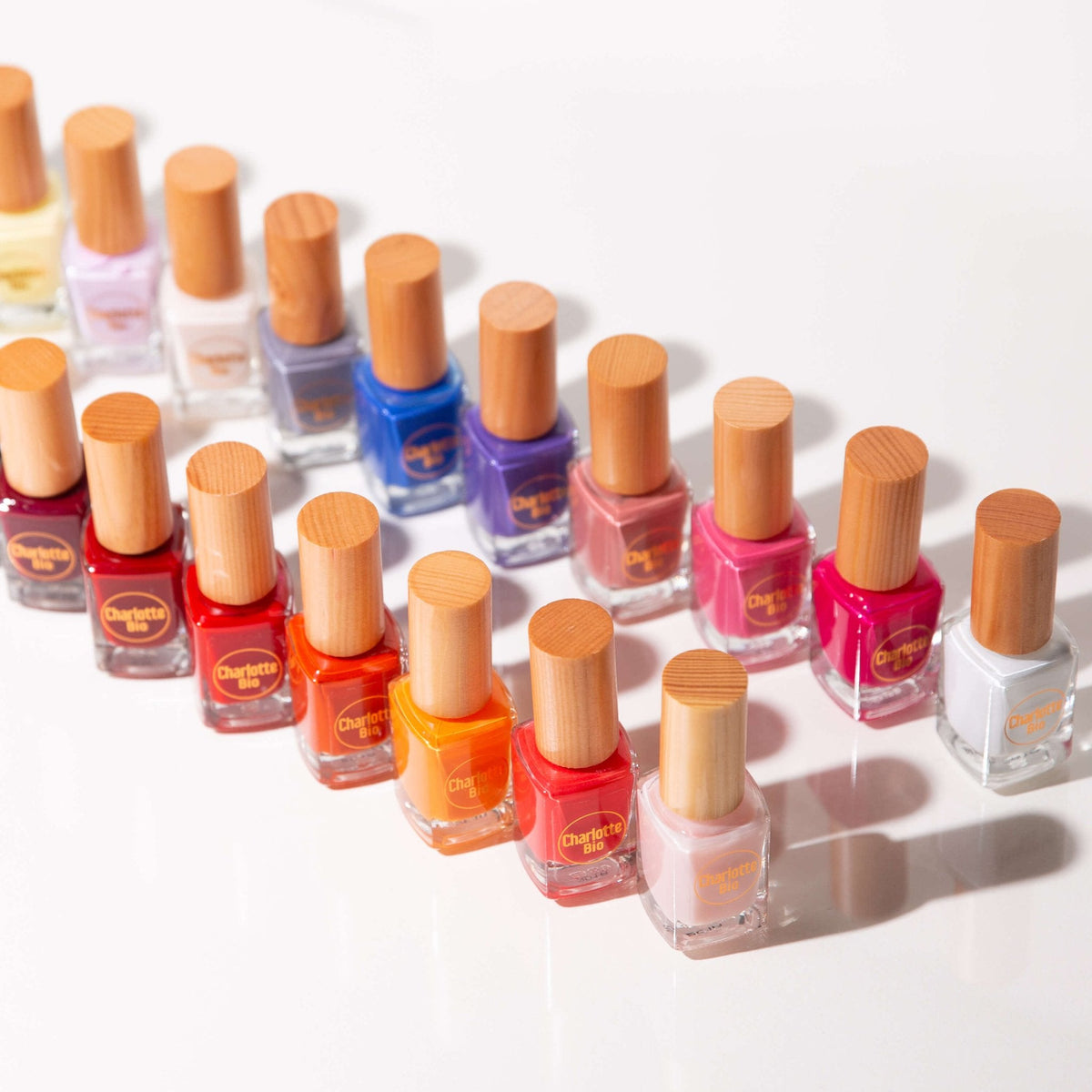 Vegan and green nail polish (old formula)